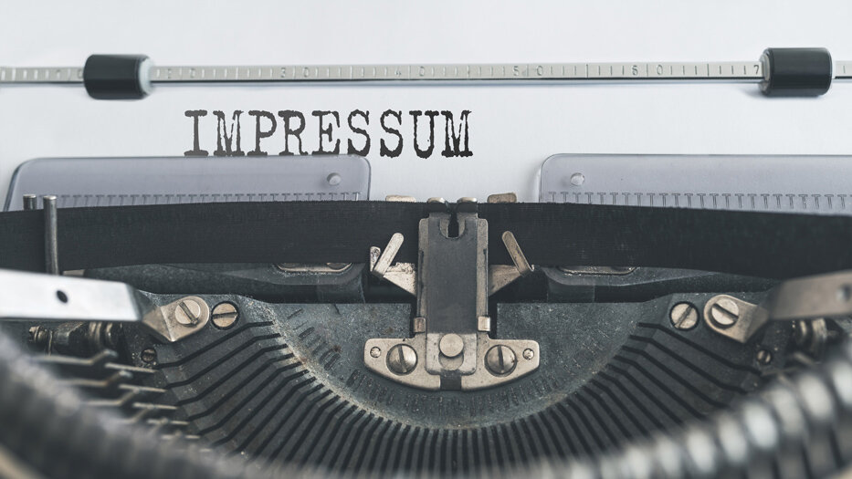 Bildausschnitt einer Schreibmaschine mit dem Wort Impressum