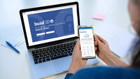 Person weist sich per Smartphone beim Nutzerkonto-Bund aus