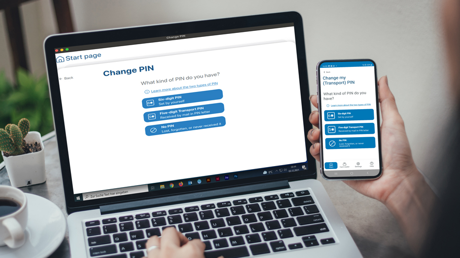 Laptop and smartphone with AusweisApp open at pin management