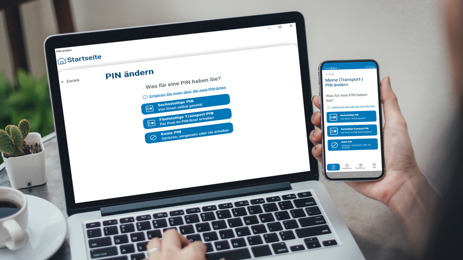 Laptop und Smartphone mit geöffneter AusweisApp2 beim PIN-Management